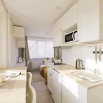 Prie Centro Ramybe Tarp Medziu *