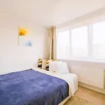 Prie Centro Ramybe Tarp Medziu *