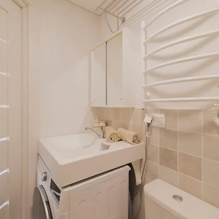 Prie Centro Ramybe Tarp Medziu