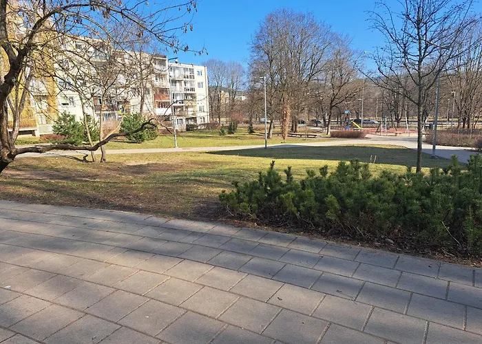 Prie Centro Ramybe Tarp Medziu Apartment