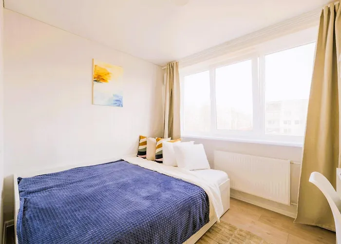 Prie Centro Ramybe Tarp Medziu *