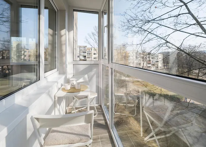 Prie Centro Ramybe Tarp Medziu